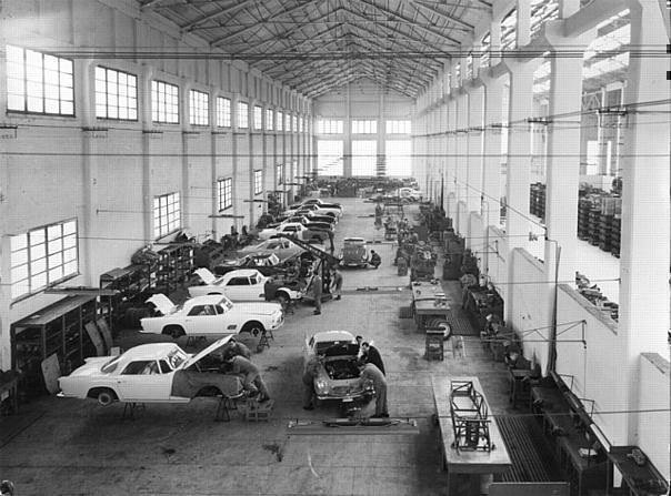 Modena 1958, Montagestrasse: Dutzende 3500GT mit Karosserien von Touring warten auf den Einbau der Mechanik. In der mittleren Montagestrasse ein 3500Gt mit Karosserie von Allemano.